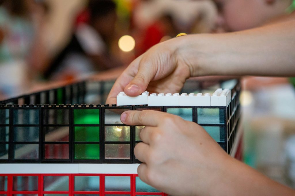 Fly kids academy school alphen aan den rijn liefde solidariteit respect leren zelfvertrouwen veiligheid rechtvaardigheid vrijheid verdraagzaamheid sociaal integriteit moed doorzetten vriendelijk dankbaar vrede gelijkwaardig