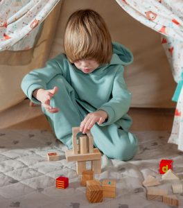 Fly kids academy school alphen aan den rijn liefde solidariteit respect leren zelfvertrouwen veiligheid rechtvaardigheid vrijheid verdraagzaamheid sociaal integriteit moed doorzetten vriendelijk dankbaar vrede gelijkwaardig